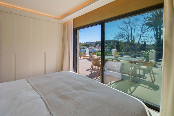 Remarkable frontline golf villa in La Cerquilla, Nueva Andalucía
