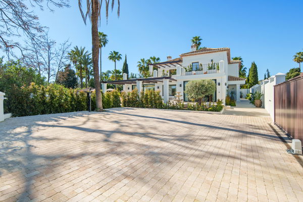 Remarkable frontline golf villa in La Cerquilla, Nueva Andalucía
