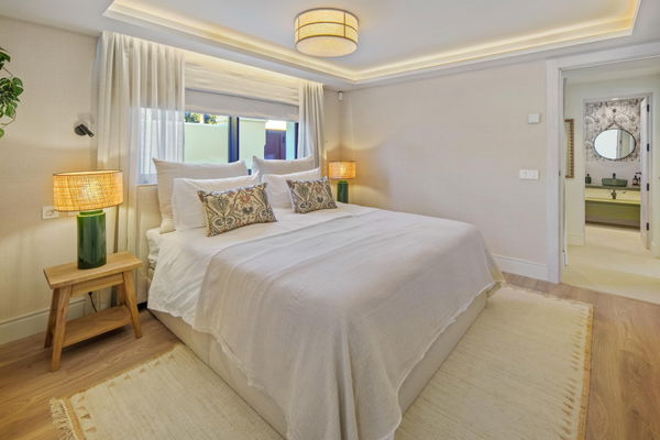 Remarkable frontline golf villa in La Cerquilla, Nueva Andalucía