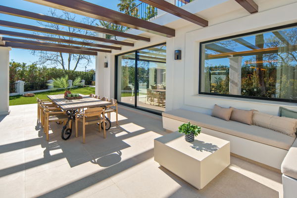 Remarkable frontline golf villa in La Cerquilla, Nueva Andalucía