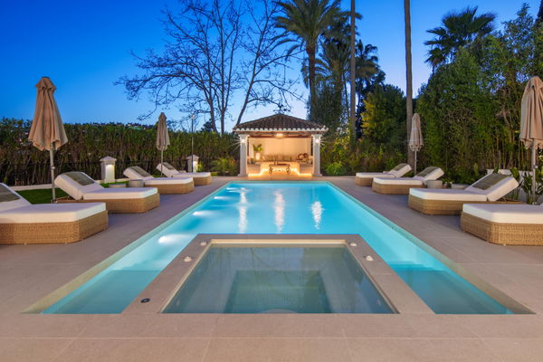 Remarkable frontline golf villa in La Cerquilla, Nueva Andalucía
