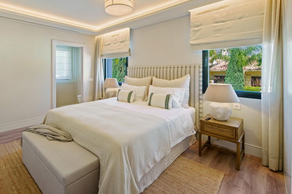Remarkable frontline golf villa in La Cerquilla, Nueva Andalucía