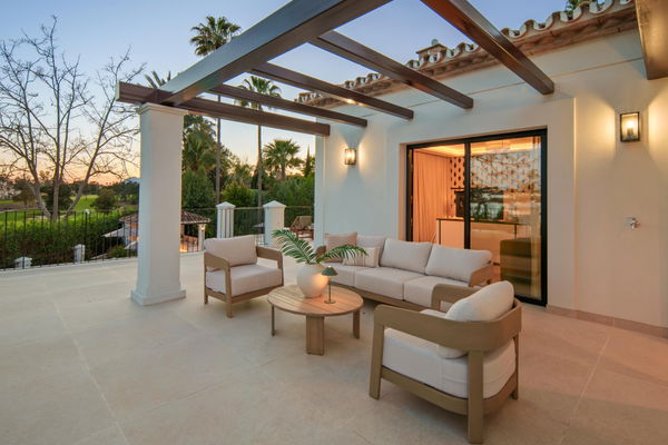 Remarkable frontline golf villa in La Cerquilla, Nueva Andalucía
