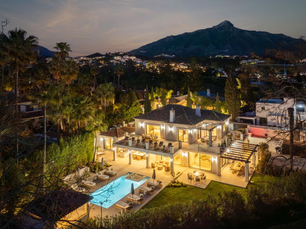 Remarkable frontline golf villa in La Cerquilla, Nueva Andalucía