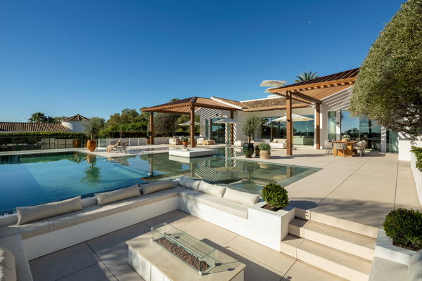 Frontline golf villa in La Cerquilla, Nueva Andalucía