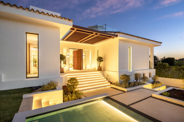 Frontline golf villa in La Cerquilla, Nueva Andalucía
