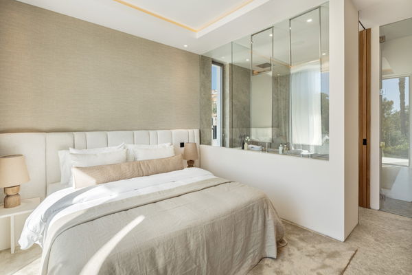 Frontline golf villa in La Cerquilla, Nueva Andalucía