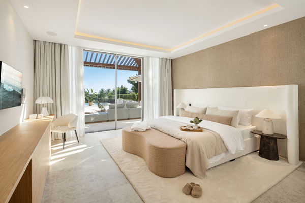 Frontline golf villa in La Cerquilla, Nueva Andalucía