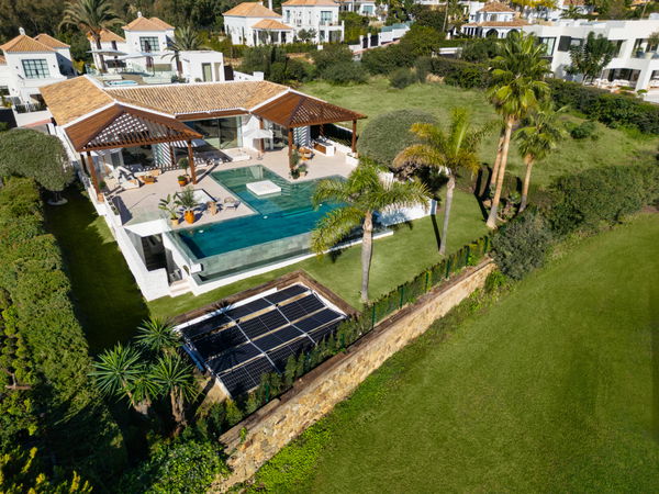 Frontline golf villa in La Cerquilla, Nueva Andalucía