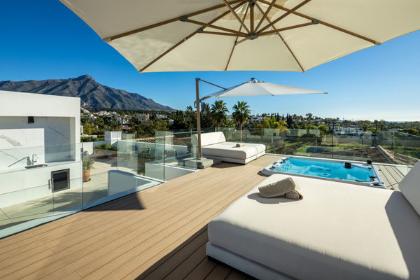 Frontline golf villa in La Cerquilla, Nueva Andalucía