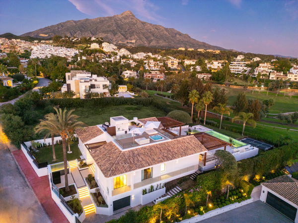 Frontline golf villa in La Cerquilla, Nueva Andalucía