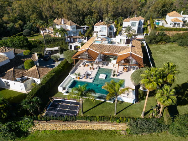 Frontline golf villa in La Cerquilla, Nueva Andalucía