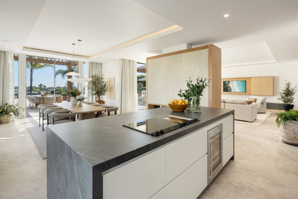 Frontline golf villa in La Cerquilla, Nueva Andalucía