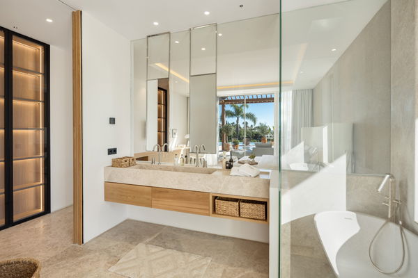 Frontline golf villa in La Cerquilla, Nueva Andalucía