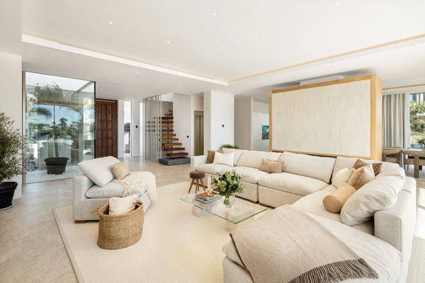 Frontline golf villa in La Cerquilla, Nueva Andalucía