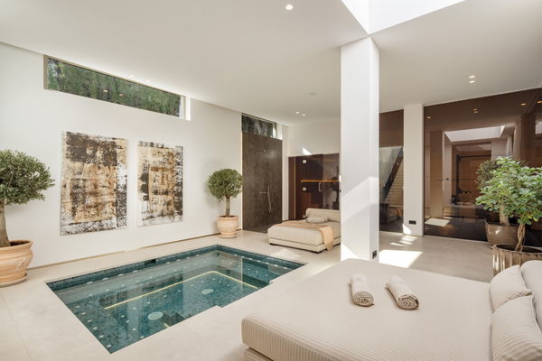 Frontline golf villa in La Cerquilla, Nueva Andalucía