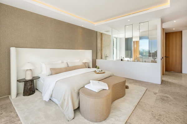 Frontline golf villa in La Cerquilla, Nueva Andalucía