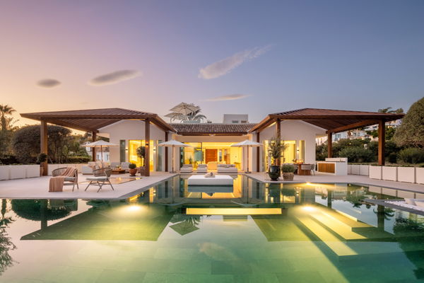 Frontline golf villa in La Cerquilla, Nueva Andalucía