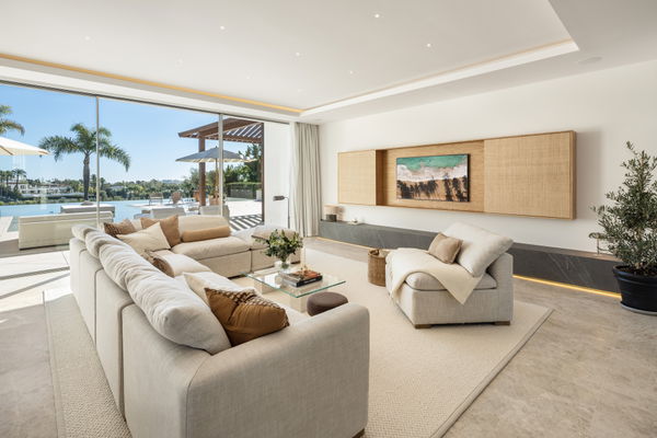 Frontline golf villa in La Cerquilla, Nueva Andalucía