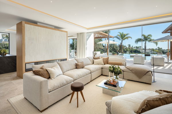 Frontline golf villa in La Cerquilla, Nueva Andalucía
