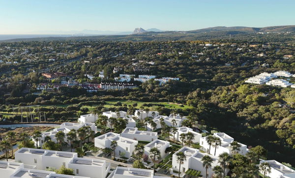 Contemporary villa with expansive gardens in La Reserva, Sotogrande