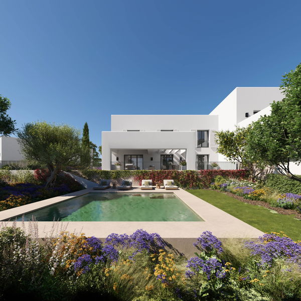 Contemporary villa with expansive gardens in La Reserva, Sotogrande