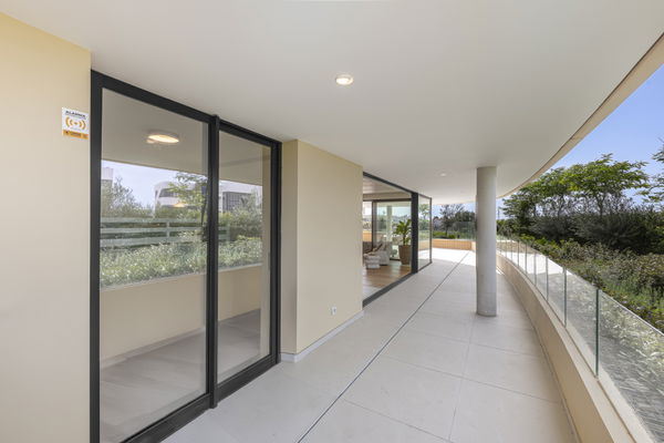 Elegant ground floor apartment with expansive terrace in South Residences, Higuerón Resort