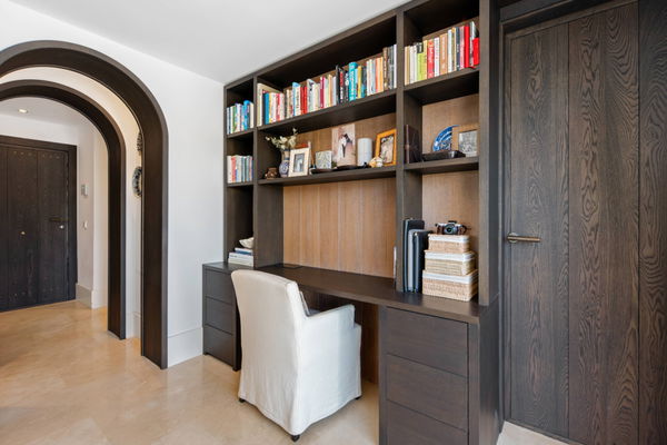Elegant beachside apartment in Marina Puente Romano, Marbella Golden Mile