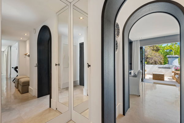 Elegant beachside apartment in Marina Puente Romano, Marbella Golden Mile