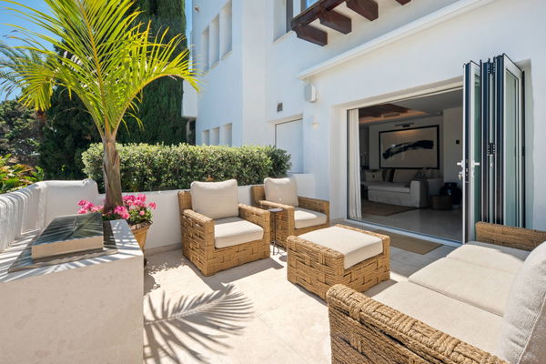 Elegant beachside apartment in Marina Puente Romano, Marbella Golden Mile