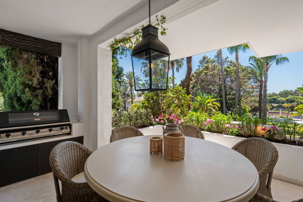 Elegant beachside apartment in Marina Puente Romano, Marbella Golden Mile
