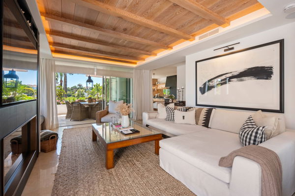 Elegant beachside apartment in Marina Puente Romano, Marbella Golden Mile