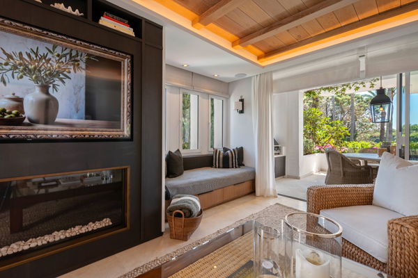 Elegant beachside apartment in Marina Puente Romano, Marbella Golden Mile