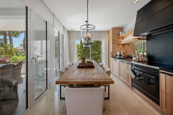 Elegant beachside apartment in Marina Puente Romano, Marbella Golden Mile