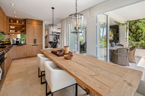 Elegant beachside apartment in Marina Puente Romano, Marbella Golden Mile