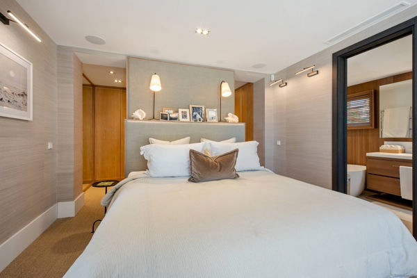 Elegant beachside apartment in Marina Puente Romano, Marbella Golden Mile
