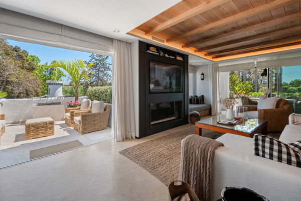 Elegant beachside apartment in Marina Puente Romano, Marbella Golden Mile