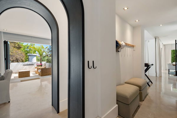 Elegant beachside apartment in Marina Puente Romano, Marbella Golden Mile