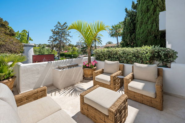 Elegant beachside apartment in Marina Puente Romano, Marbella Golden Mile