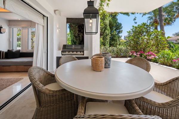 Elegant beachside apartment in Marina Puente Romano, Marbella Golden Mile