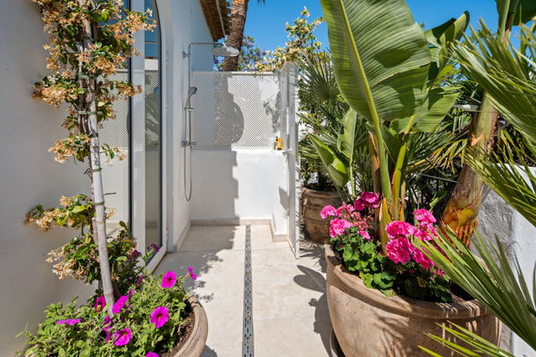 Elegant beachside apartment in Marina Puente Romano, Marbella Golden Mile