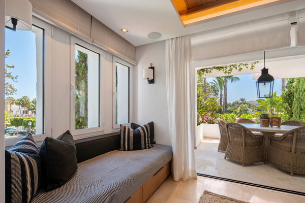 Elegant beachside apartment in Marina Puente Romano, Marbella Golden Mile