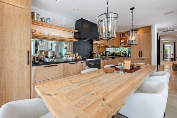 Elegant beachside apartment in Marina Puente Romano, Marbella Golden Mile