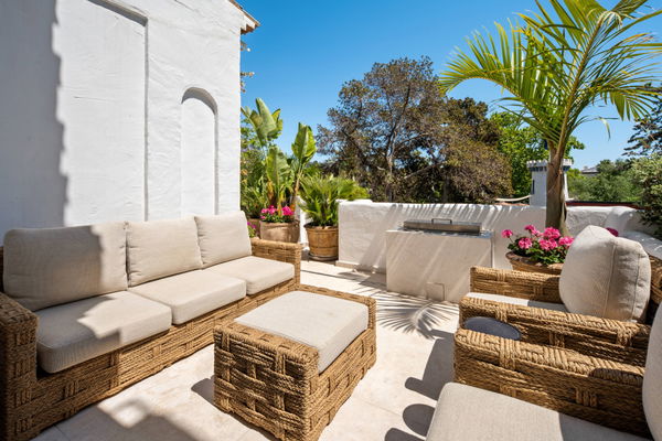 Elegant beachside apartment in Marina Puente Romano, Marbella Golden Mile