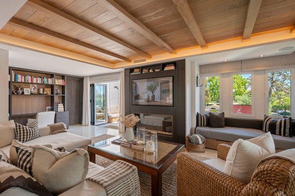 Elegant beachside apartment in Marina Puente Romano, Marbella Golden Mile