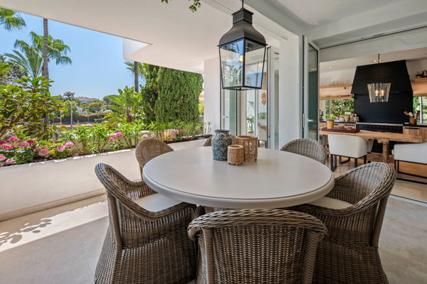Elegant beachside apartment in Marina Puente Romano, Marbella Golden Mile