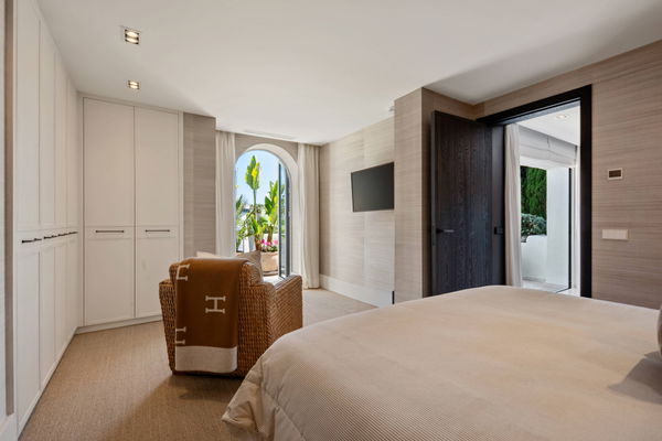 Elegant beachside apartment in Marina Puente Romano, Marbella Golden Mile