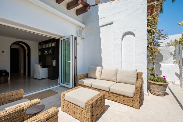 Elegant beachside apartment in Marina Puente Romano, Marbella Golden Mile