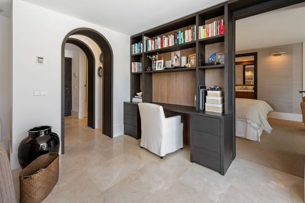 Elegant beachside apartment in Marina Puente Romano, Marbella Golden Mile