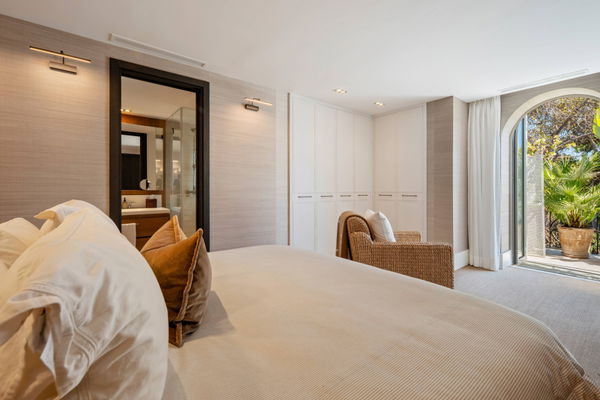 Elegant beachside apartment in Marina Puente Romano, Marbella Golden Mile